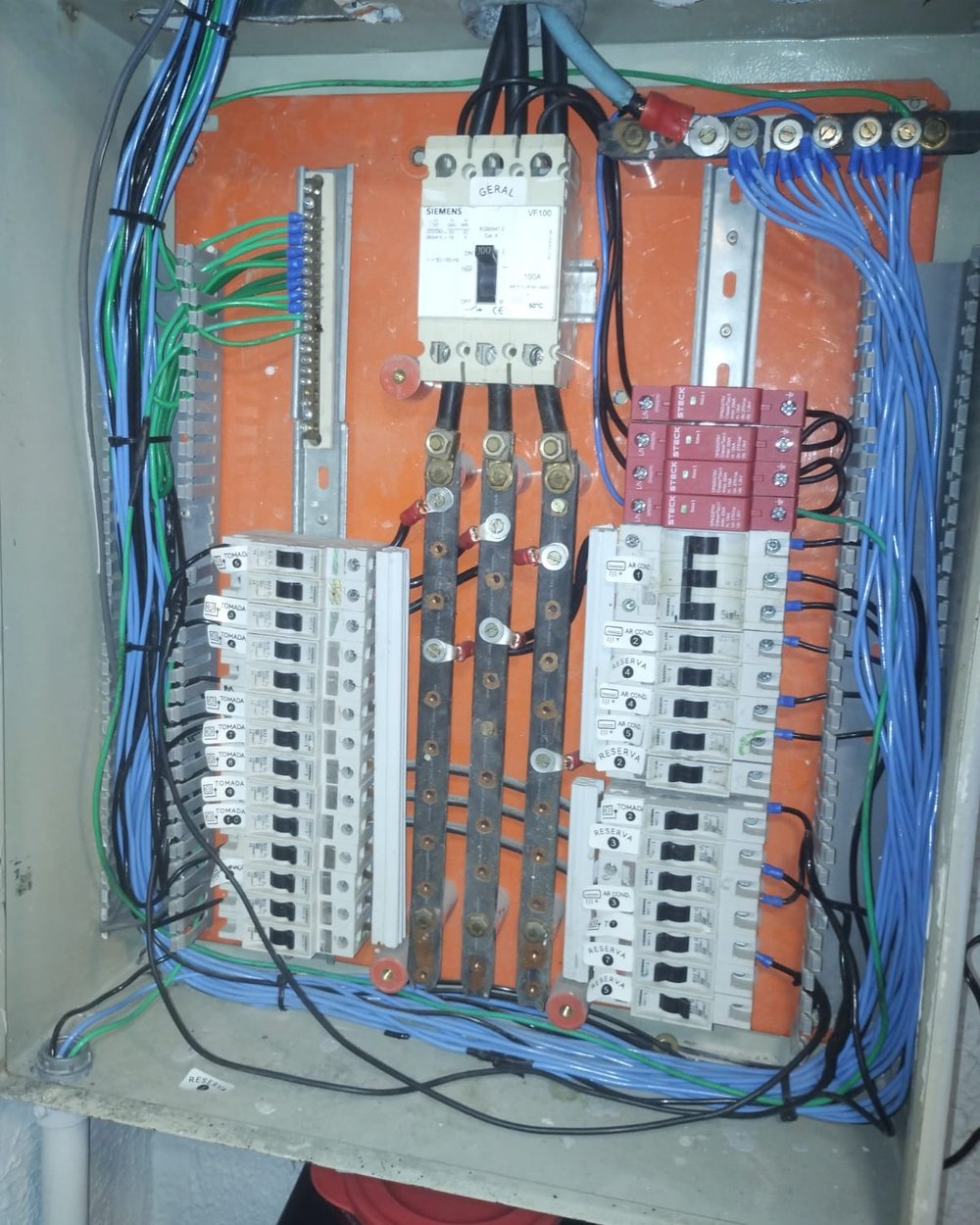 Painel elétrico com organização técnica de circuitos