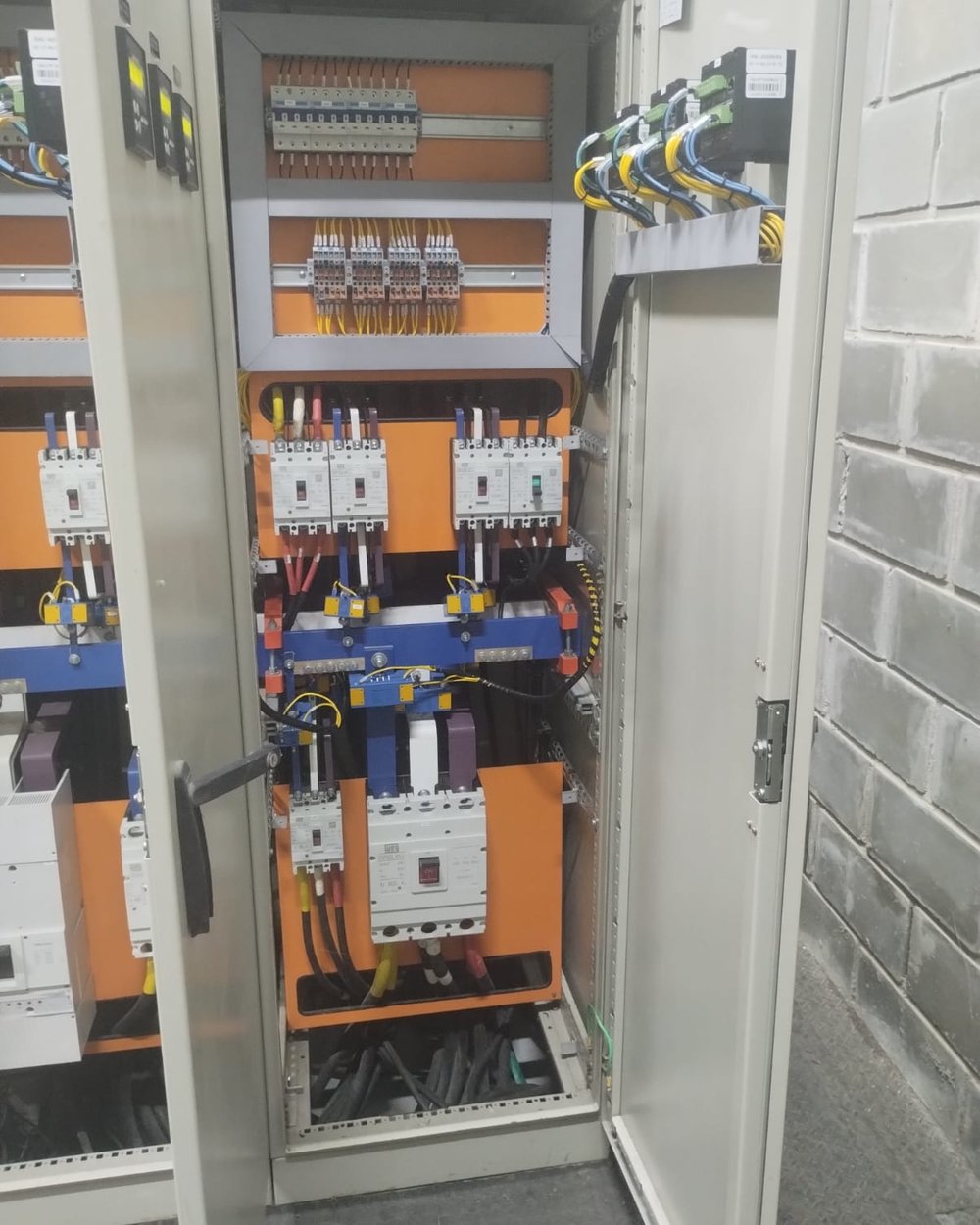 Quadro de comando com contatores e proteções